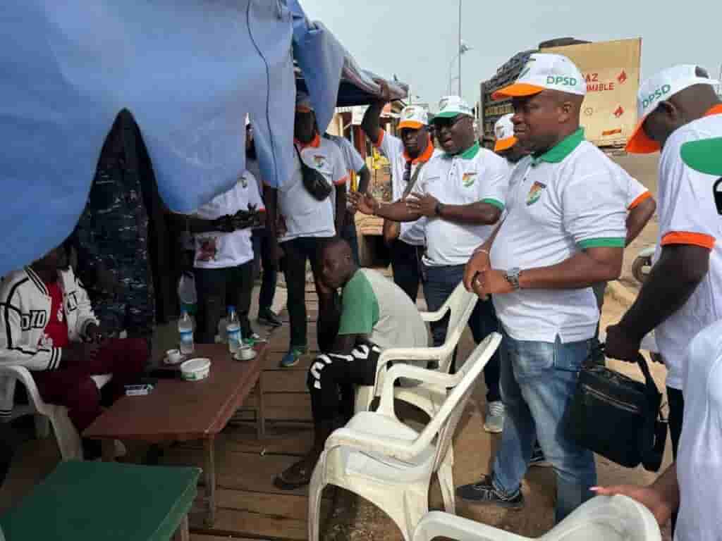 Côte d’Ivoire : des centaines de policiers sensibilisent les populations sur les fléaux de la drogue et des médicaments de rue.