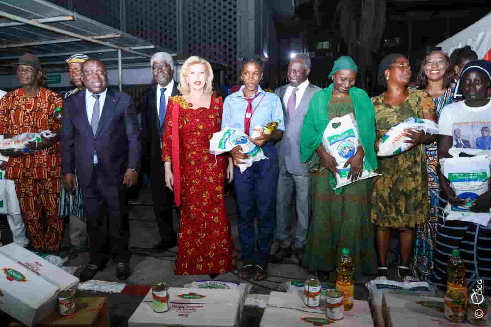 Abidjan ville lumière 2024 : la Première Dame fait des dons en vivres et non vivres aux familles vulnérables 