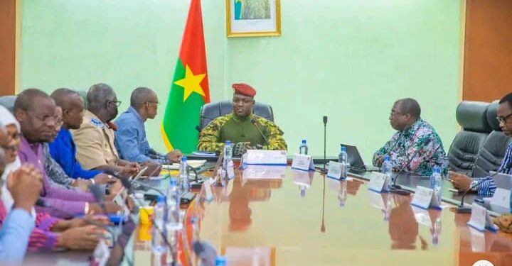 Burkina Faso : l’adoption d’une nouvelle charte prolonge la transition de 5 ans