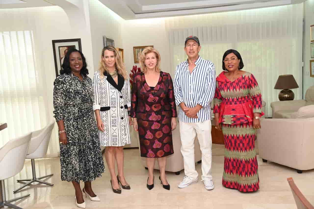 Côte d’Ivoire : la Première Dame Dominique Ouattara reçoit le producteur hollywoodien Lawrence Kasanoff