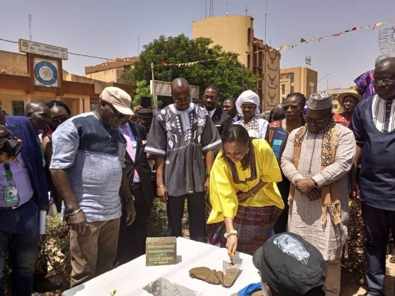 FESPACO 2025 : un hommage rendu au cinéaste ivoirien Gnoan M’Bala à Ouagadougou