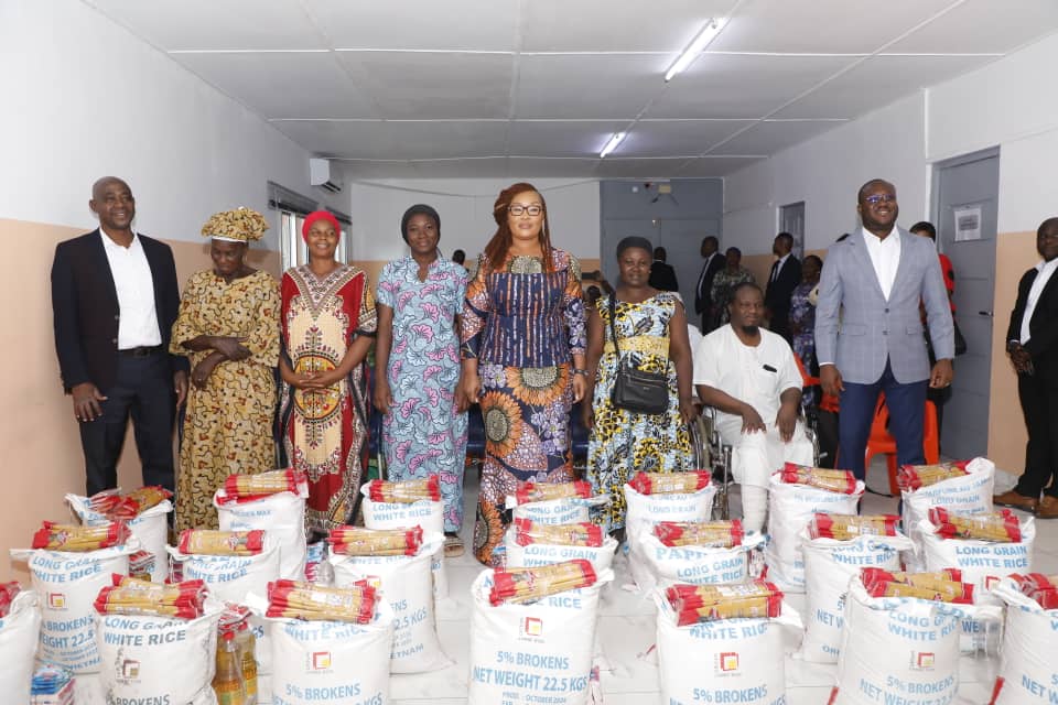 Côte d’Ivoire : 21 familles vulnérables à Treichville : reçoivent leurs premiers kits alimentaires dans le cadre du programme « Popote familiale »
