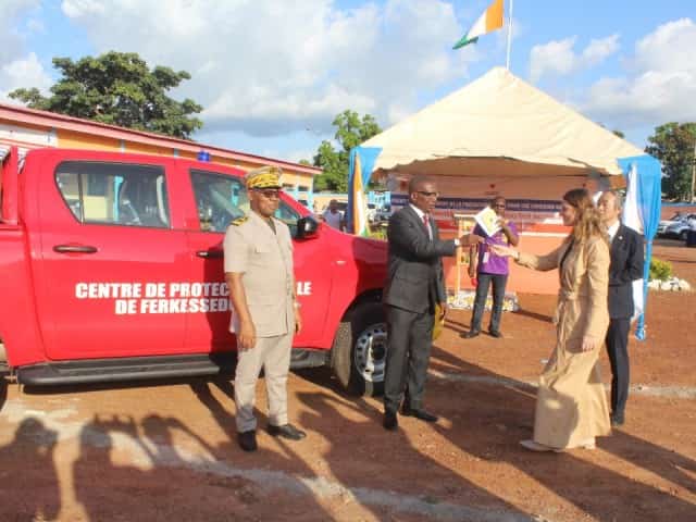 Côte d’Ivoire : les pompiers civils reçoivent du matériel roulant