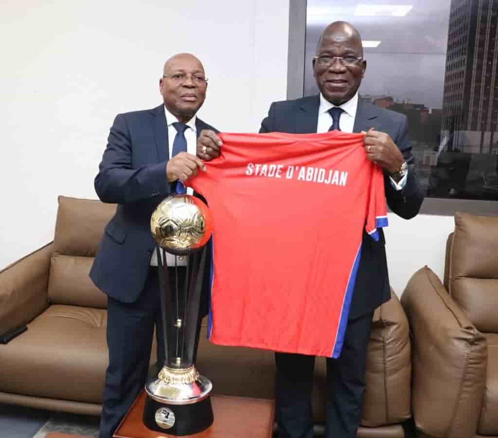Côte d’Ivoire : le Stade d’Abidjan présente son trophée de champion national au  ministre Assahoré Konan Jacques