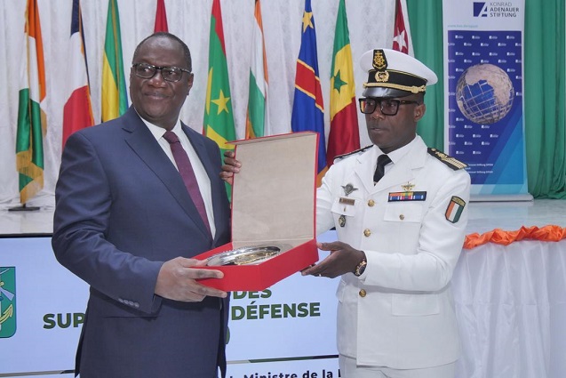 Côte d’Ivoire : des auditeurs de l’école de guerre en fin de formation